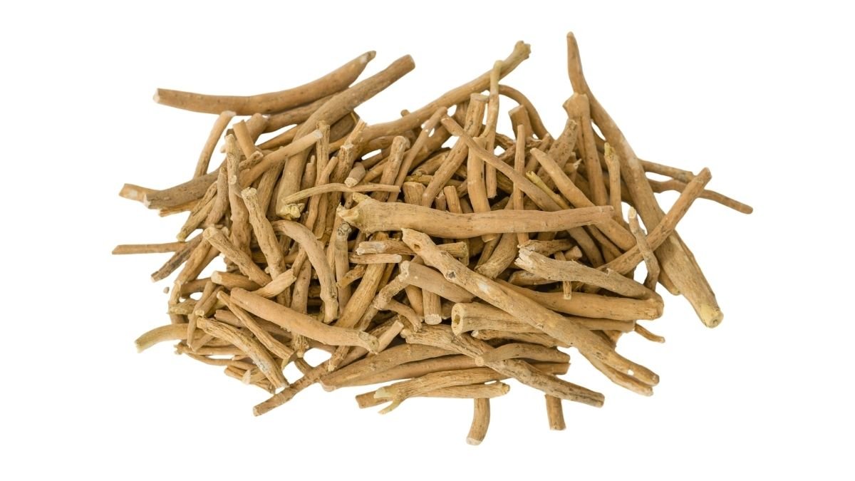 Ashwagandha root and powder – natural adaptogen for stress balance and vitality